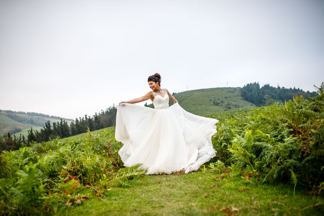 La novia baila moviendo su falda en una postboda en peñas de aia