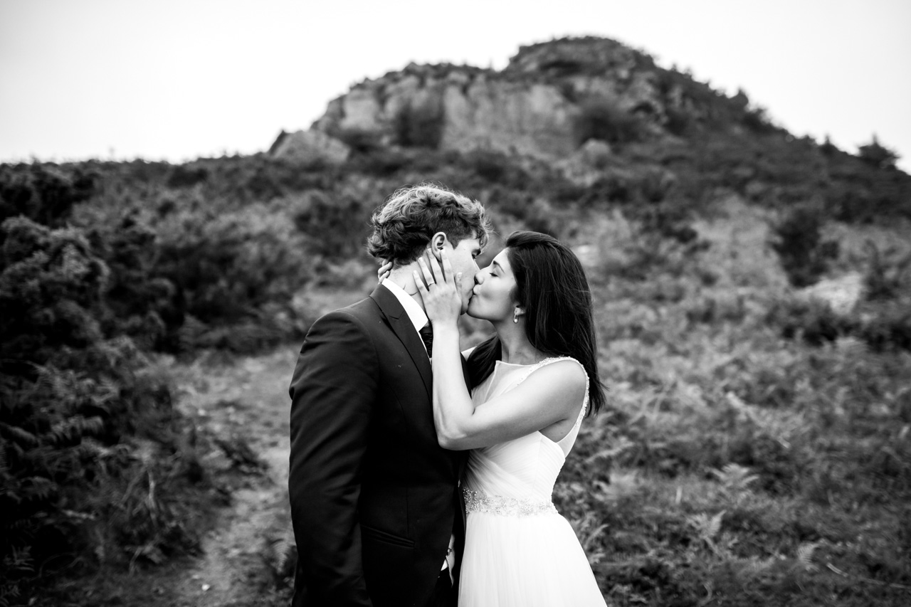La novia besa al novio en una postboda en peñas de aia