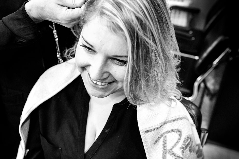 novia en la peluqueria sonriendo reportaje de boda en hondarribia
