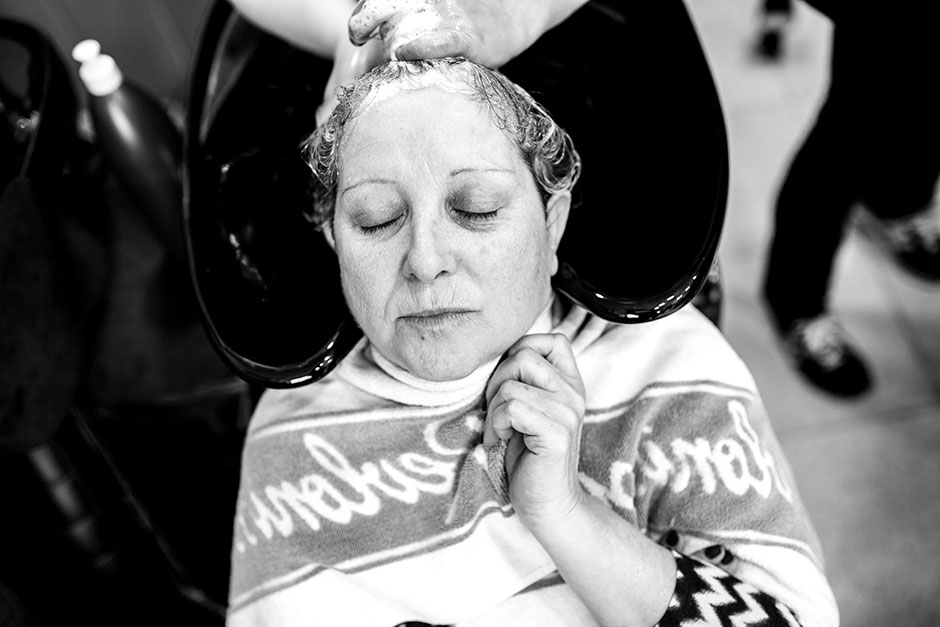 lavando la cabeza a la madre de la novia reportaje de boda en hondarribia