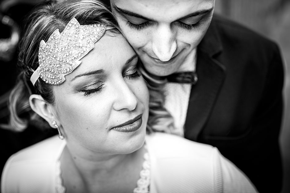 pareja ojos cerrados fotografa de boda en hondarribia