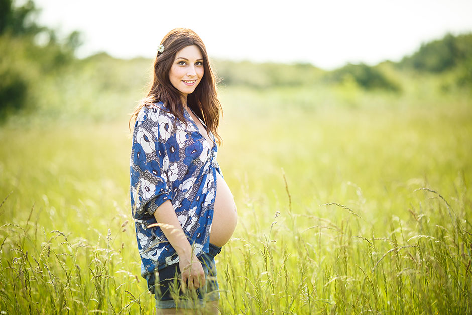 retrato a color de una embarazada en las calas de hendaya en un reportaje de embarazo en irun