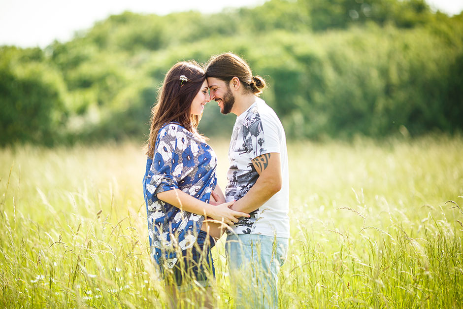 pareja mirándose manera enternecedora en un reportaje de embarazo en irun