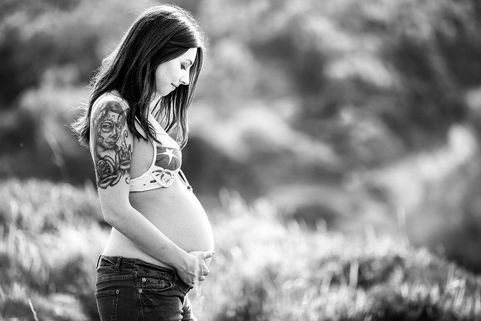 embarazada mirandose la tripa en un reportaje de embarazo en irun