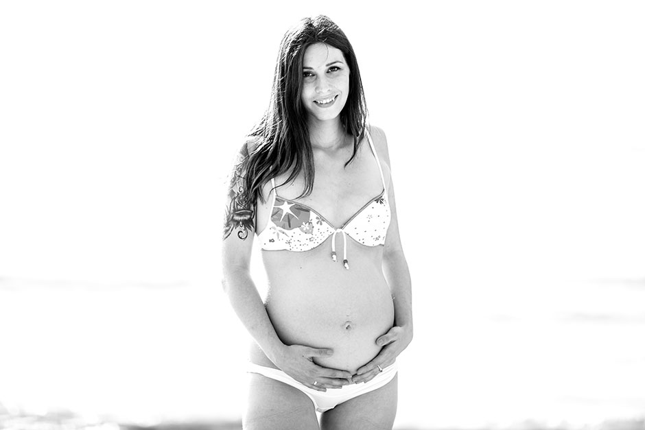 retrato de una embarazada en blanco y negro en un reportaje de embarazo en irun