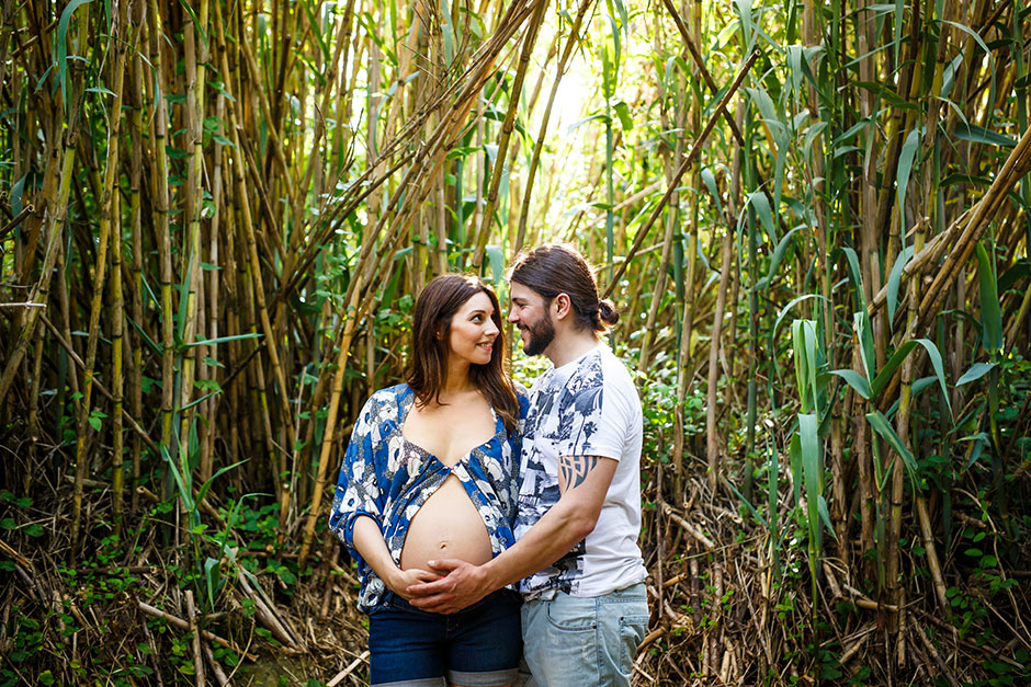 pareja de embarazo en un cambo de bamboo en un reportaje de embarazo en irun