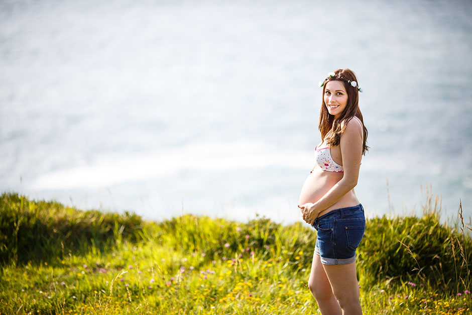 retrato en una cala de una embarazada en un reportaje de embarazo en irun