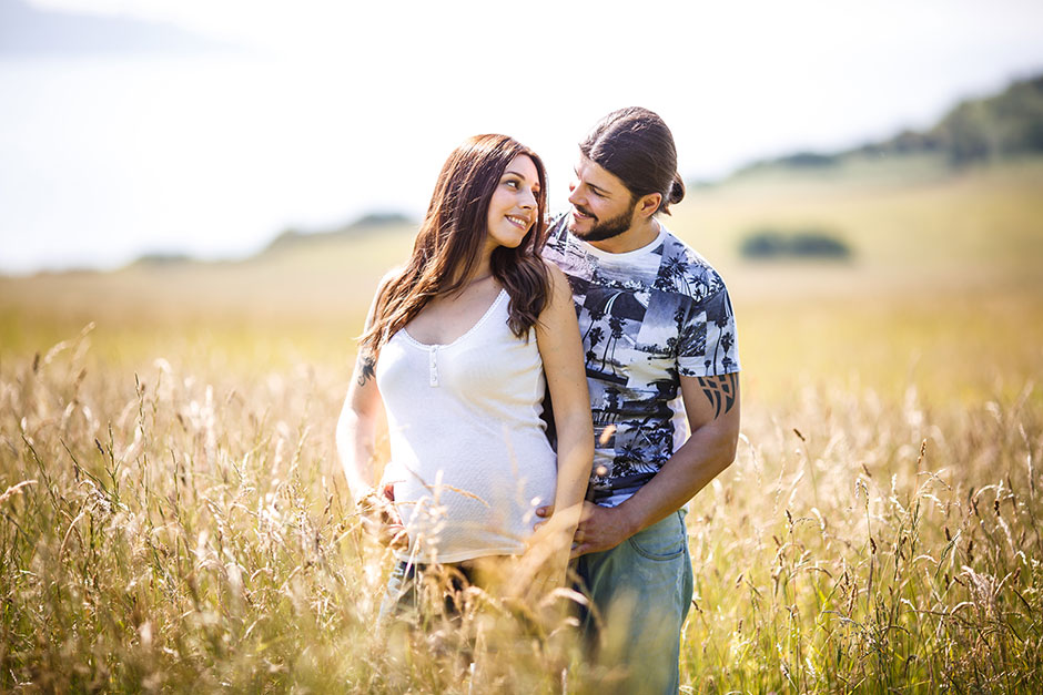 pareja en un prado de trigo en un reportaje de embarazo en irun