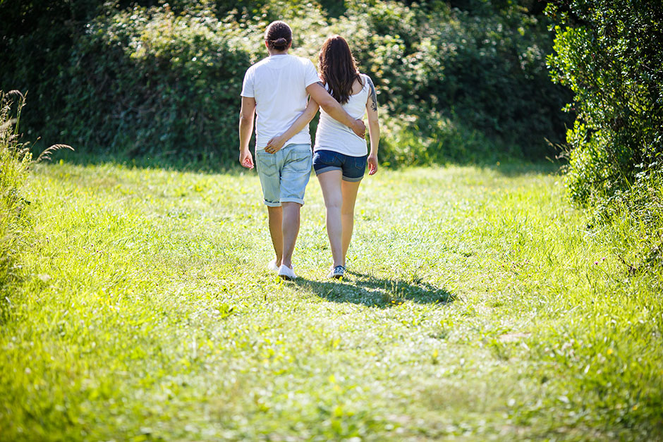 pareja paseando en el monte en un reportaje de embarazo en irun