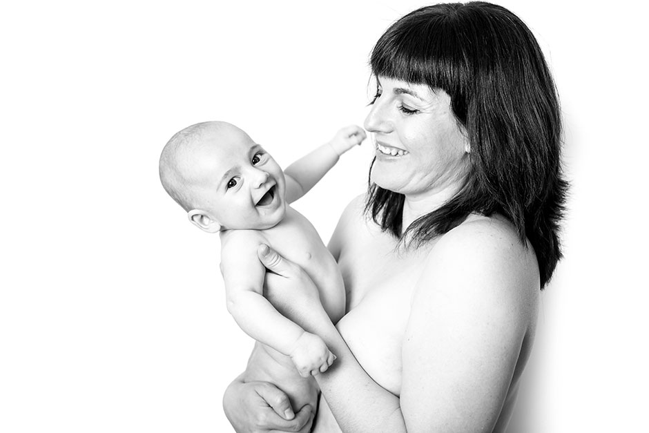 retrato piel con piel de una madre con su hijo en blanco y negro en una sesión de fotos en irun de familia