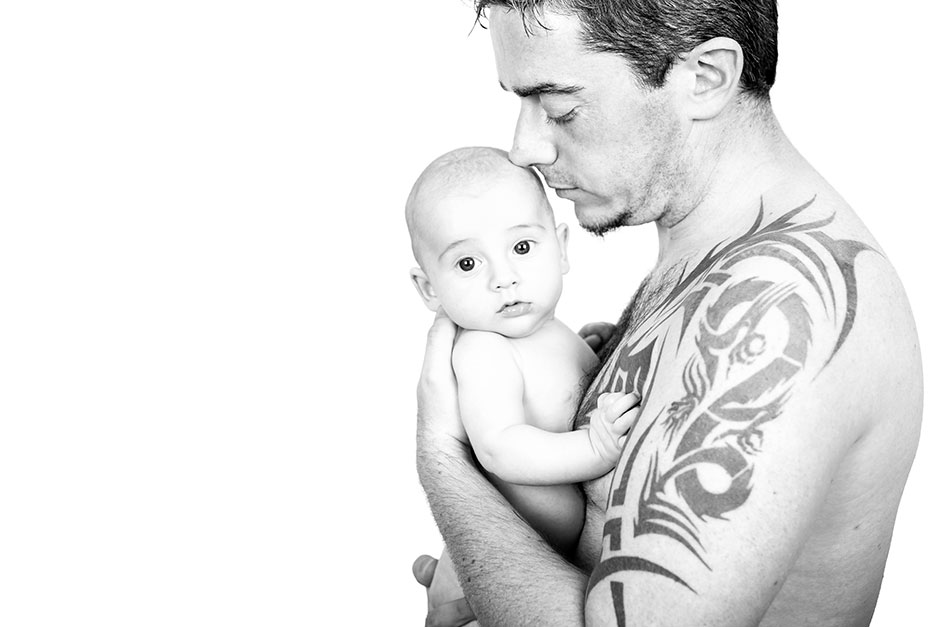 padre abrazando a su hijo de 4 meses en un piel con piel en un reportaje de familia en irun