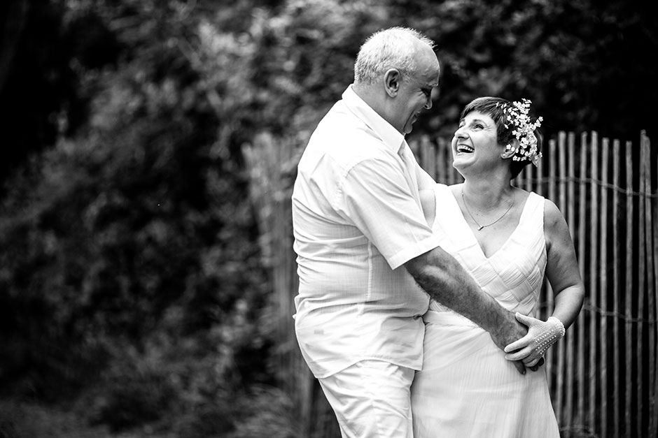 sonrisas entre parejas en blanco y negro en un reportaje de pareja con fotografo de bodas en guipuzcoa
