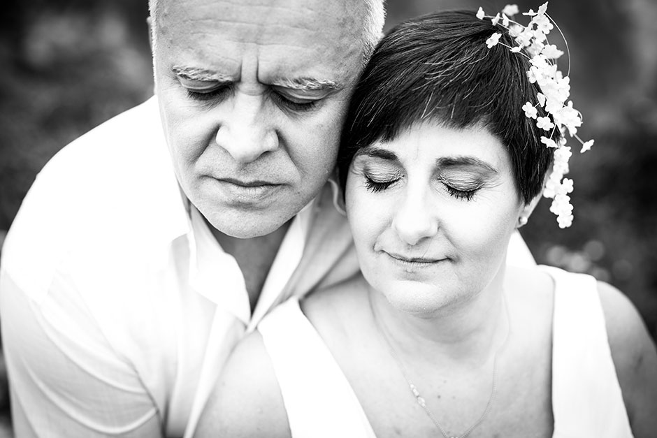 pareja de novios con los ojos cerrados en un reportaje de pareja con fotografa de bodas en guipuzcoa