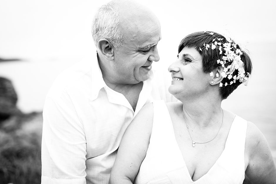 pareja mirandose fijamente en los ojos en un reportaje de pareja con fotografa de bodas en guipuzcoa