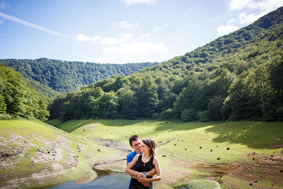 pareja con abrazo oso en un paisaje precioso en el embalse de leurtza fotografo de bodas en pais vasco