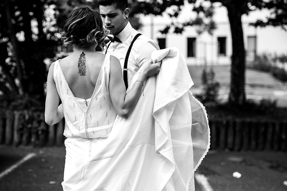 novia agarrando su cola fotografo de bodas guipuzcoa