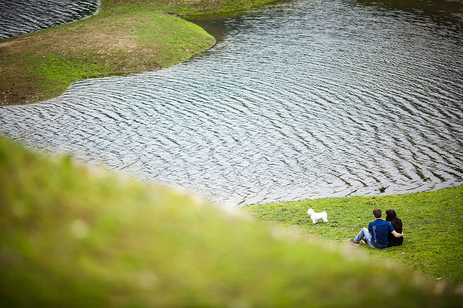 sentados mirando el rio en una preboda en navarra