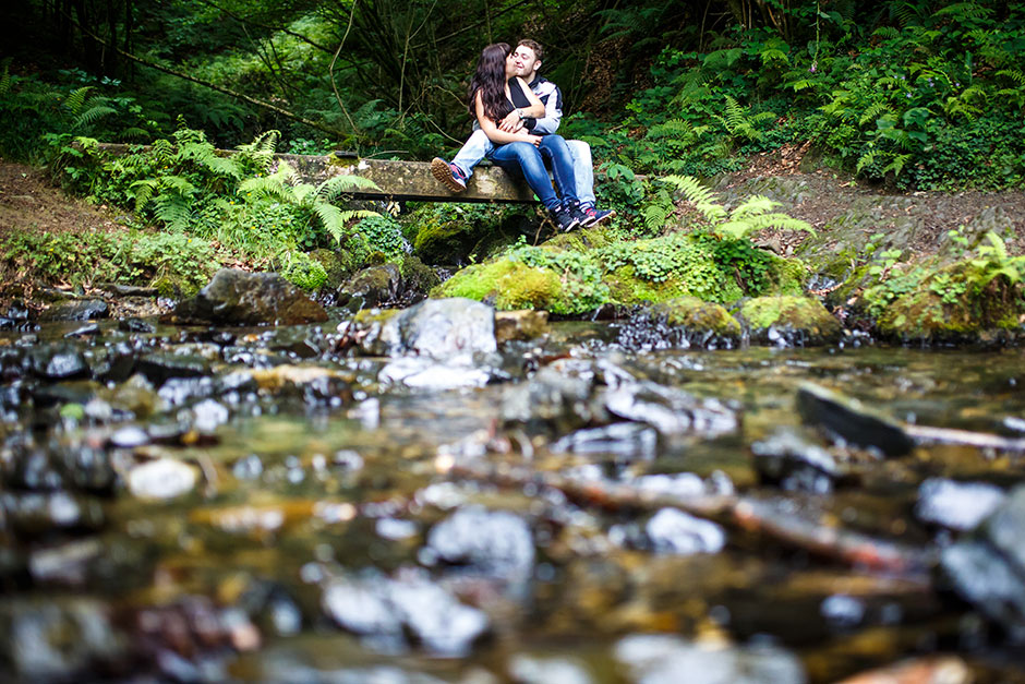 pareja abrazada en un rio en una preboda en navarra