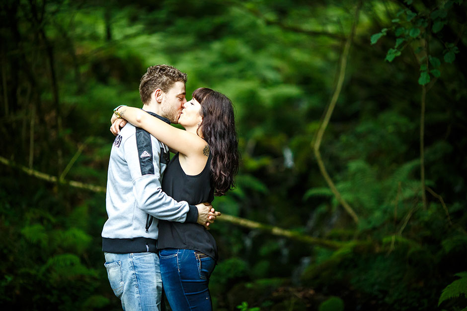 pareja abrazada dandose un beso en una preboda en navarra