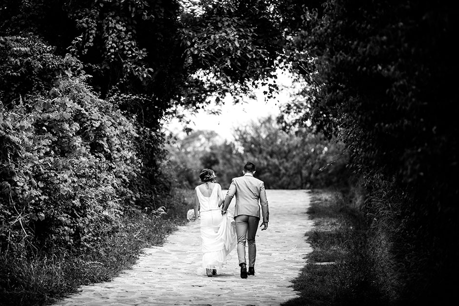 paseo de pareja en un reportaje de boda en irun