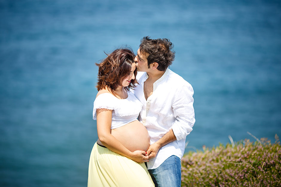marido besando a su esposa embarazada en la frente en hendaya irun