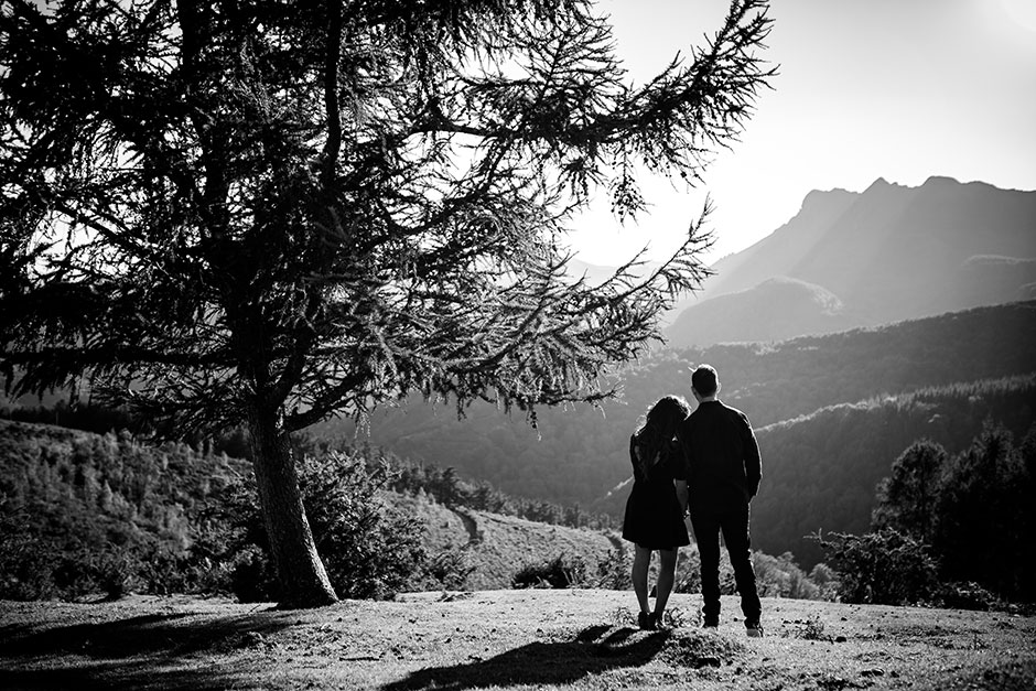 pareja mirando al horizonte en blanco y negro