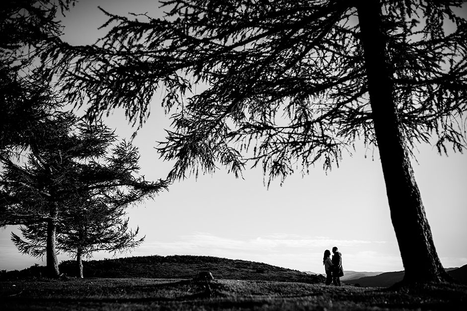paisaje en blanco y negro con la pareja en pequeñito reportaje de pareja en irun