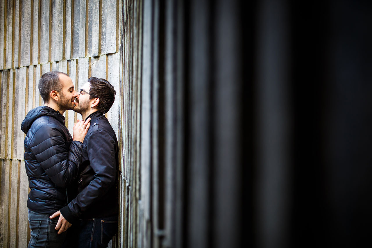 pareja besandose en una pared en hondarribia