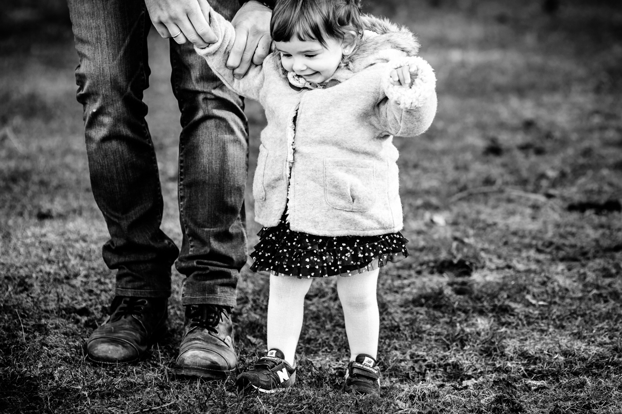 padre le da la mano a su hija en un reportaje de familia en gipuzkoa
