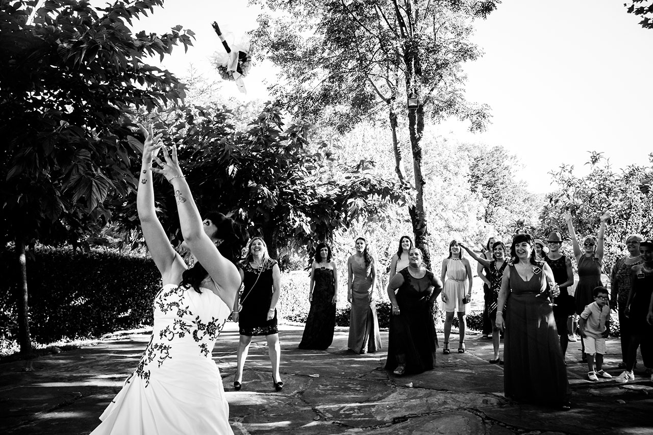 novia tirando el ramo muy arriba fotógrafos de boda en gipuzkoa