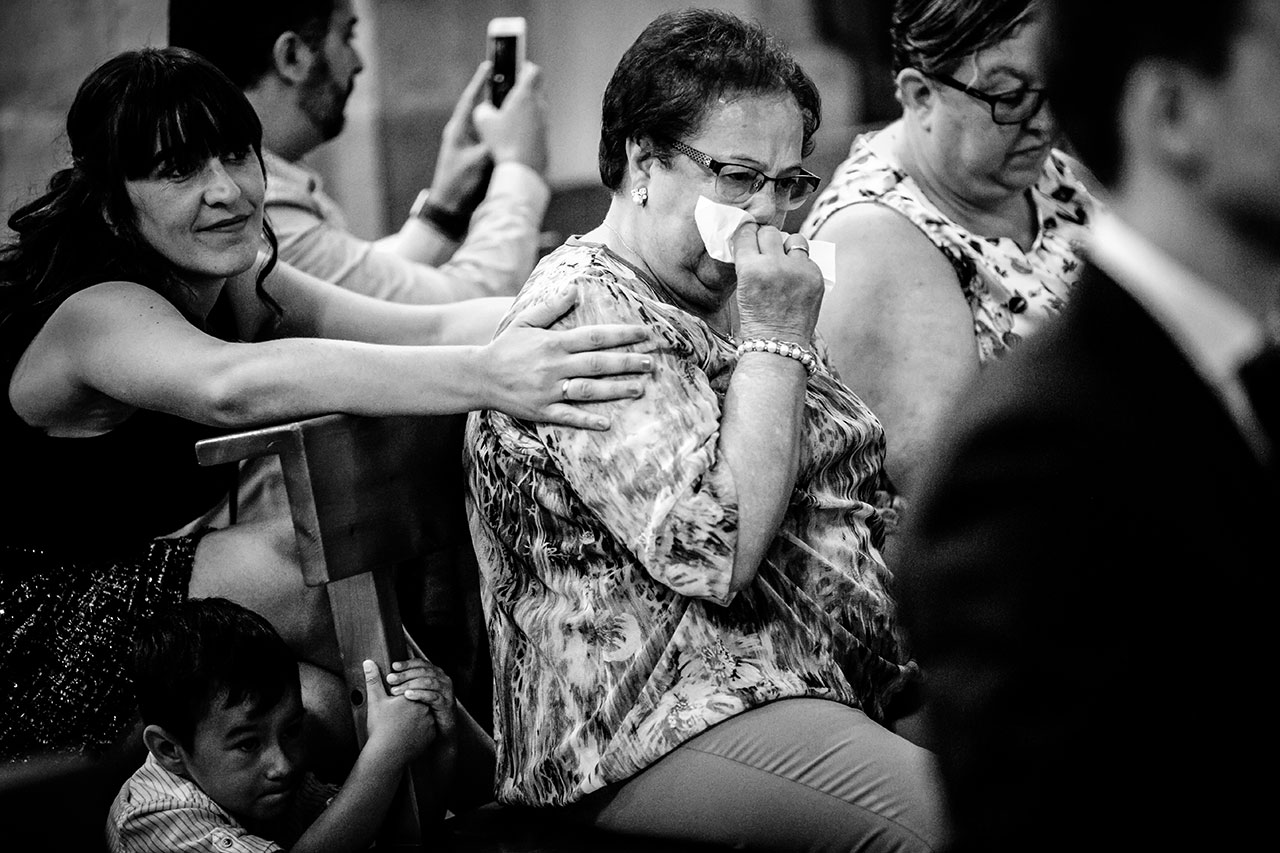 familiares emocionados en la iglesia de guadalupe fotografos de boda en guipuzcoa