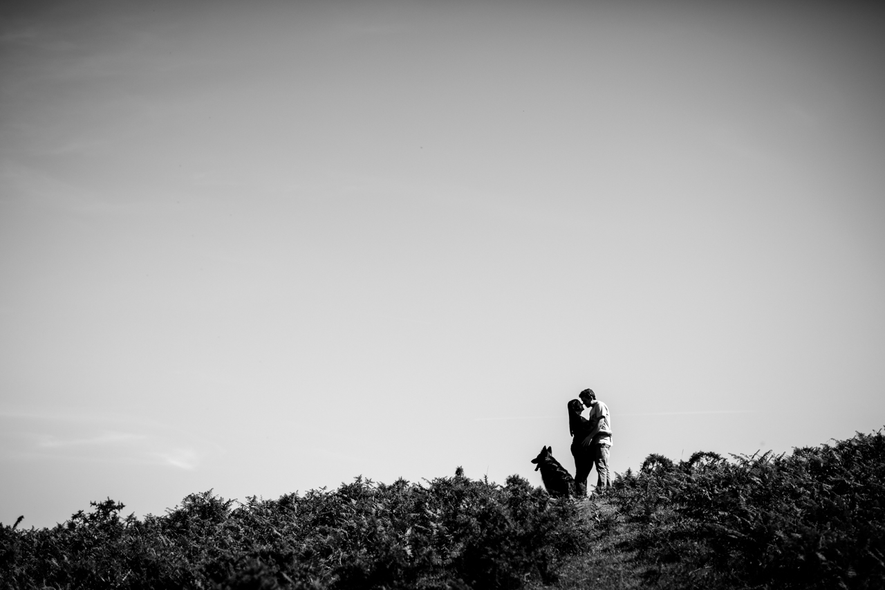 silueta de unos novios con su perro en el monte