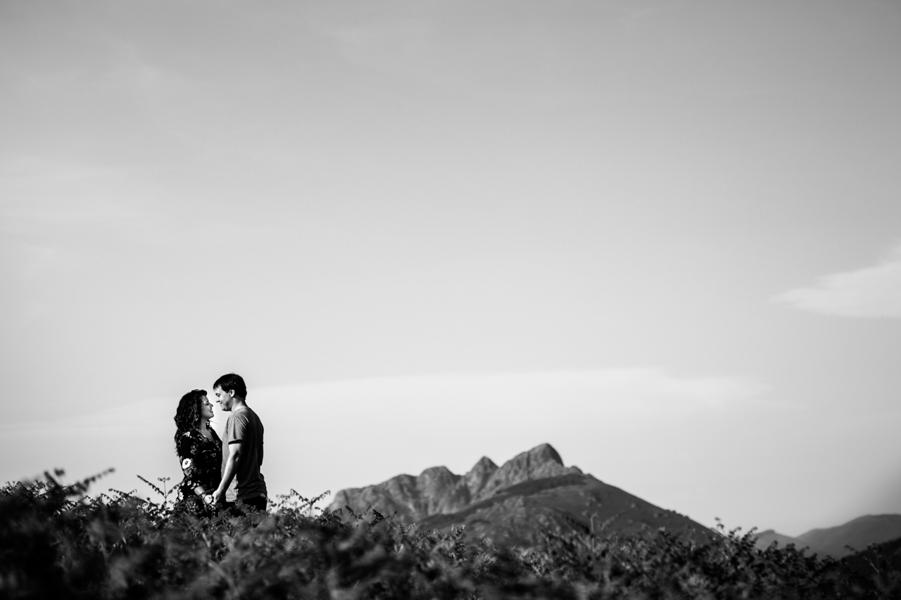 foto en blanco y negro de una pareja con peñas de aia de fondo