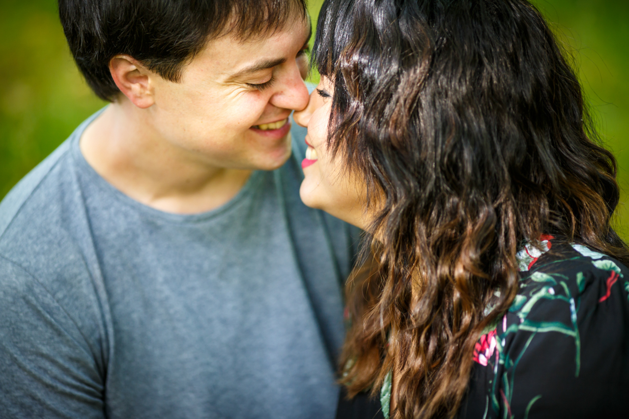 beso de esquimal entre una pareja de futuros casados en una preboda en oianleku