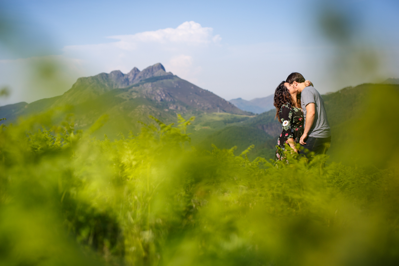 abrazo de una pareja en su reportaje de preboda en el monte de oianleku