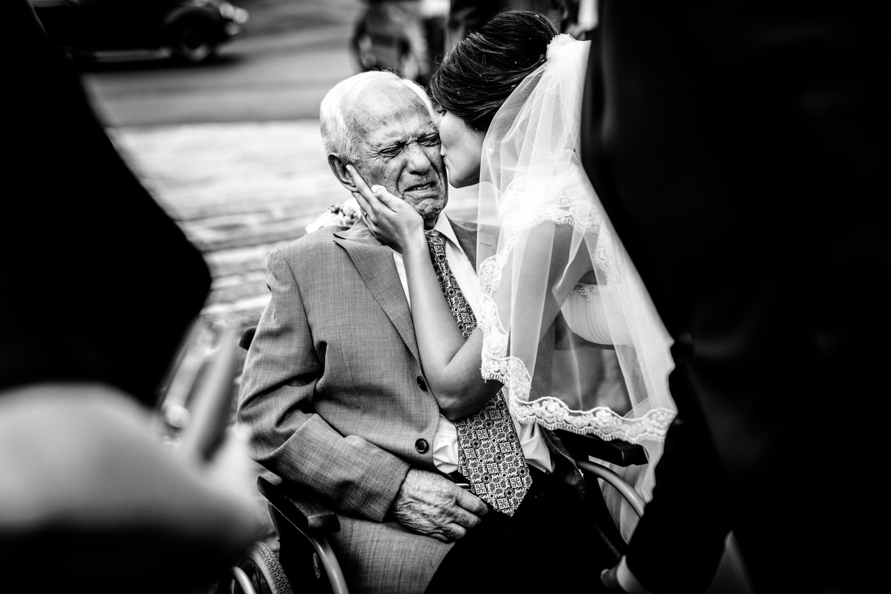 novia besando a su abuelo en el restaurante beko errota en una boda fotografos en gipuzkoa