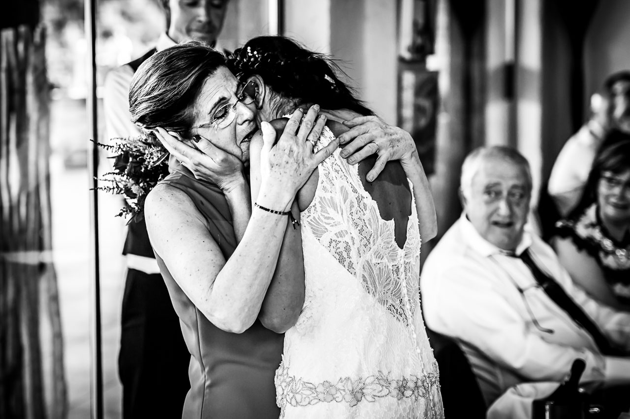 madre e hija emocionadas en el restaurante hiruzta en una boda fotografos en gipuzkoa