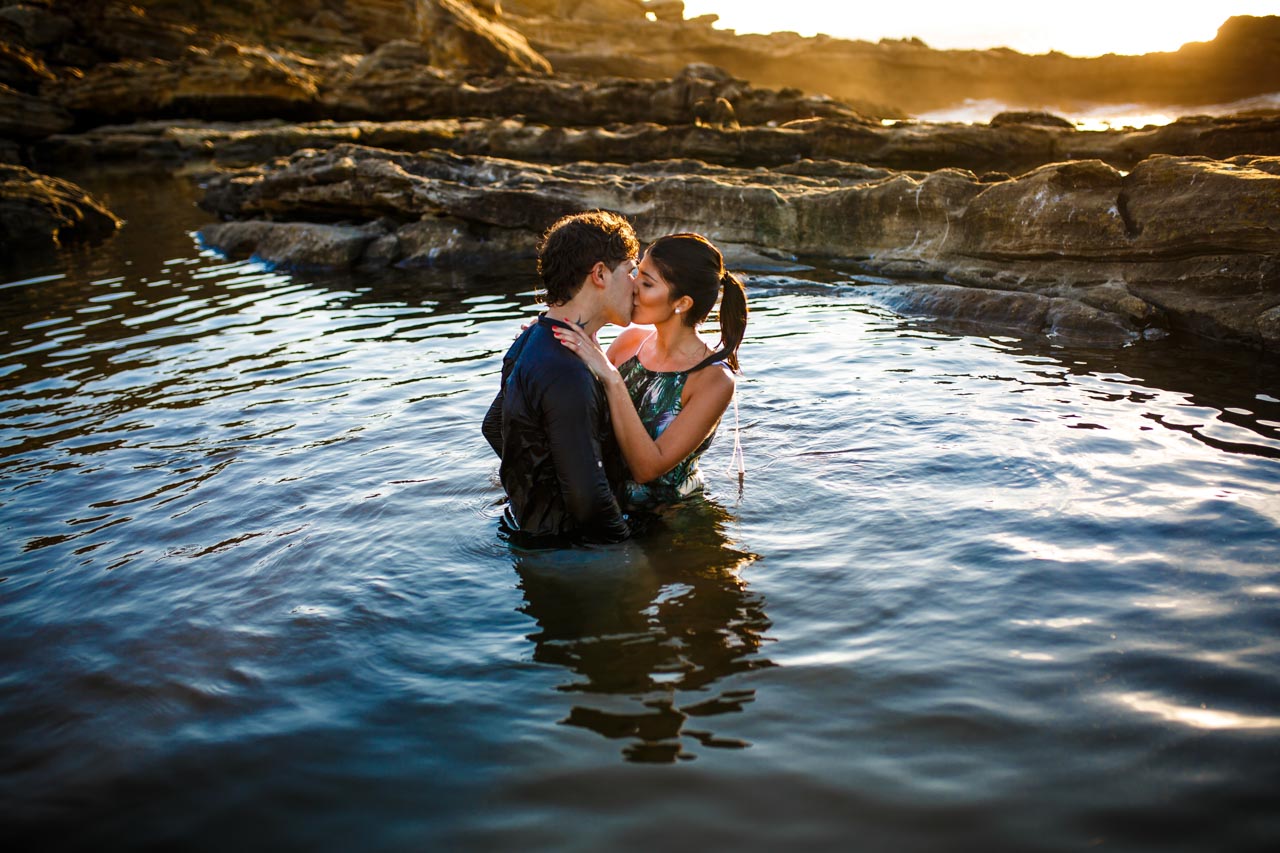 pareja besandose en el agua en justiz fotografos en gipuzkoa