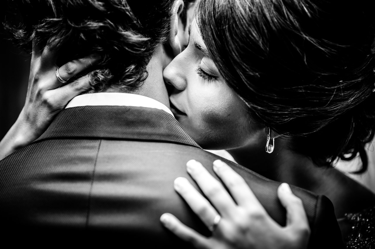 novia besando a su pareja en un retrato en blanco y negro hondarribia irun fotografos en gipuzkoa