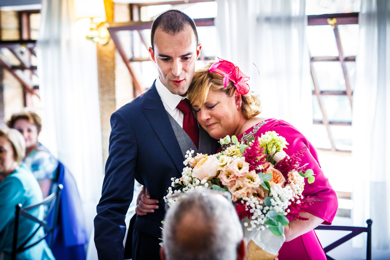 el novio abrazando a su madre en una boda en guadalupe