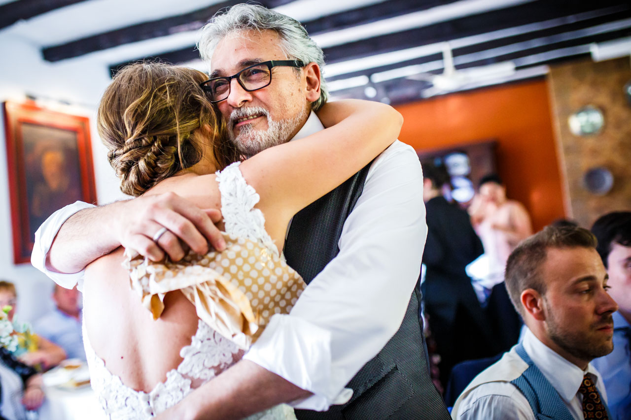 la novia abrazando a su padre en una boda en guadalupe