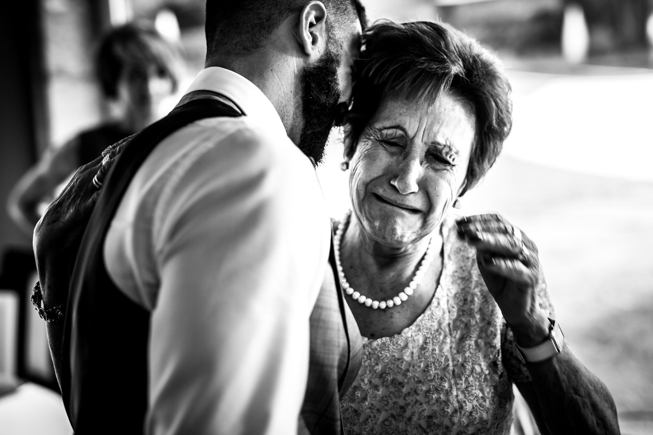 abrazo emotivo de la abuela al nieto en una boda en oiartzun