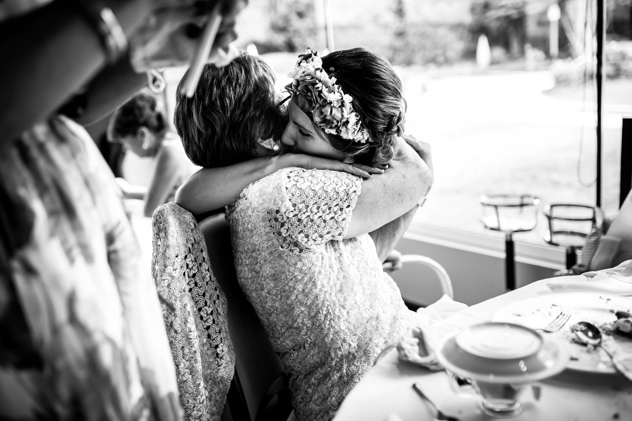 abrazo de la novia a la abuela en una boda en oiartzun