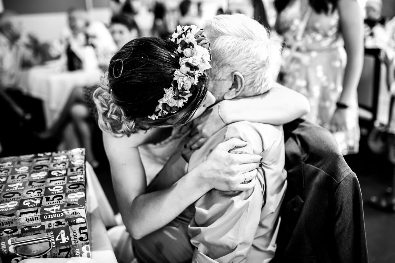 la novia abrazando al abuelo en una boda en oiartzun