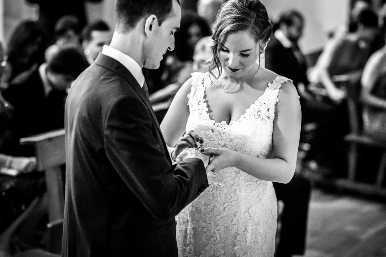 la novia poniendo el anillo al novio en una boda en guadalupe