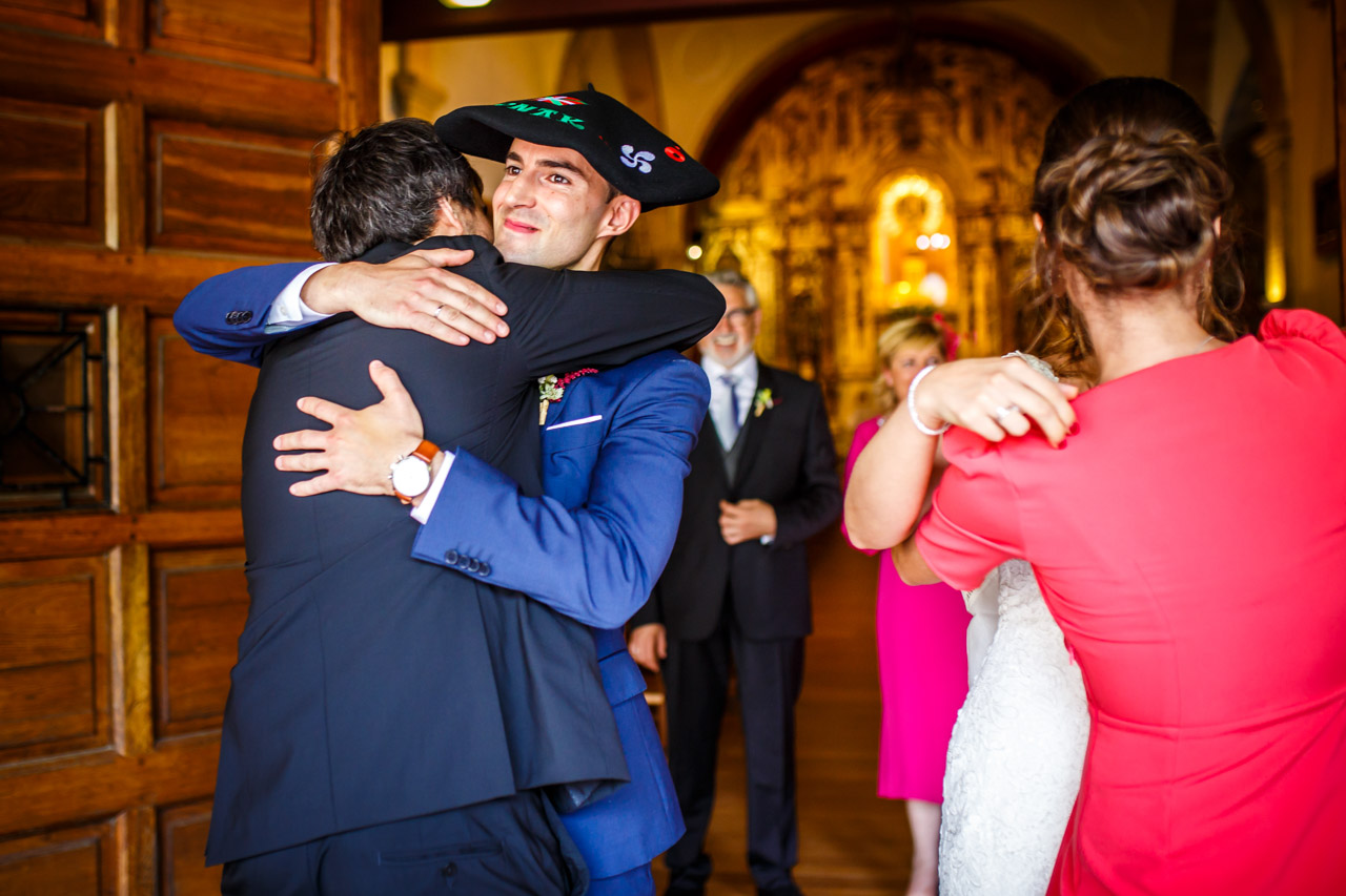 abrazo de los novios a sus amigos en una boda en guadalupe