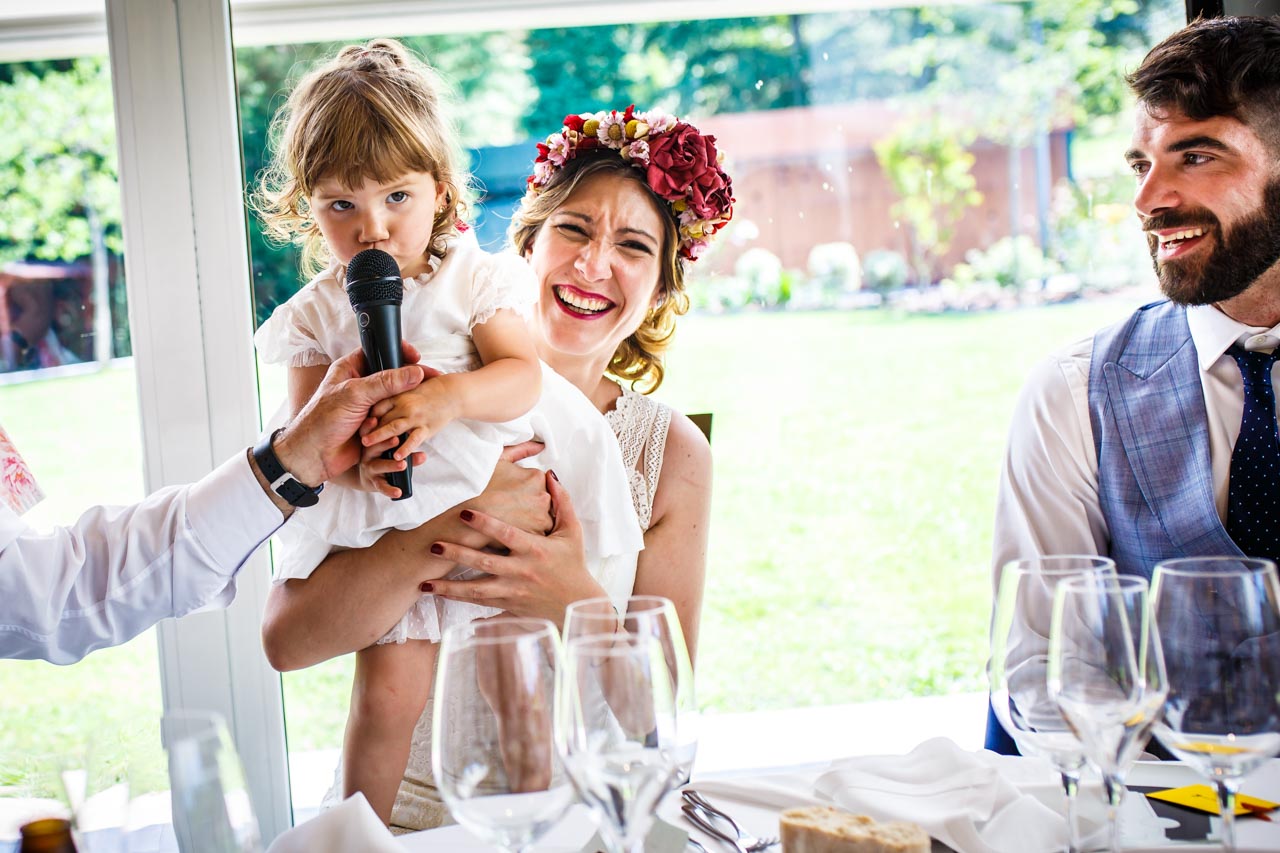la niña hablando por el microfono en una boda en oiartzun