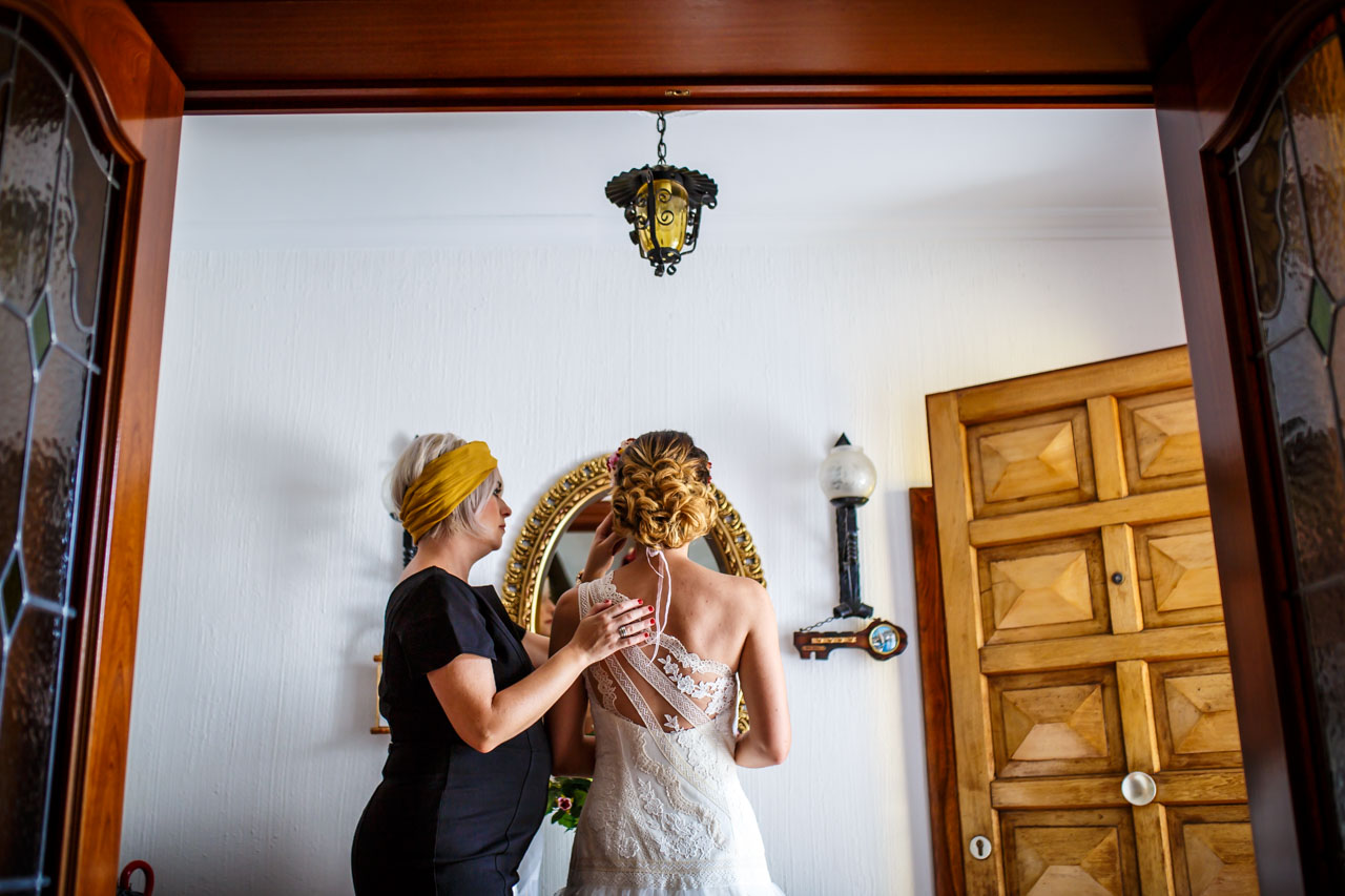 retocando el maquillaje de la novia en una boda en oiartzun