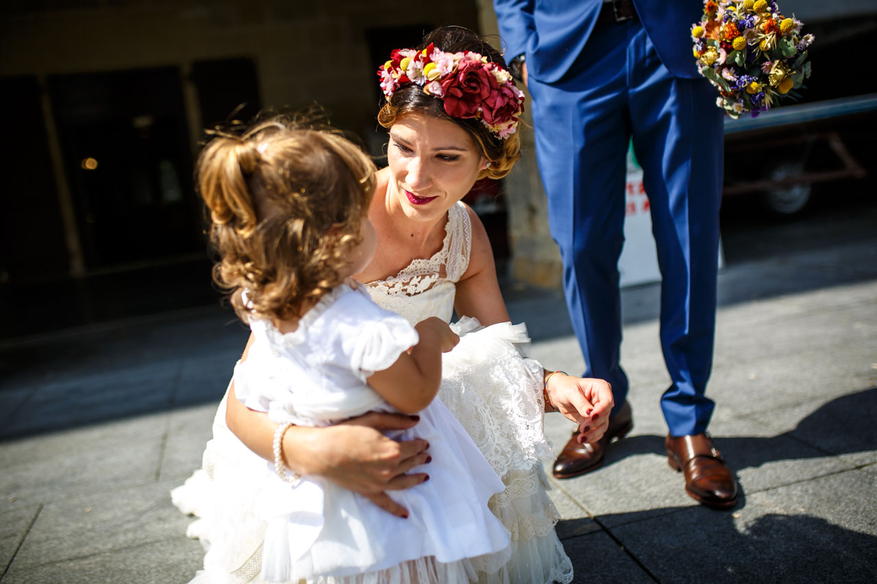 primer abrazo de la novia a su hija en una boda en oiartzun