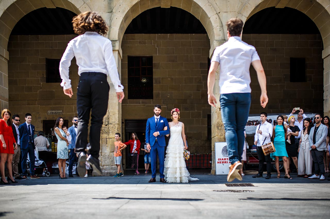 los amigos de los novios bailando a la salida en una boda en oiartzun